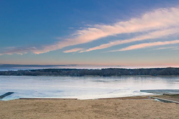 Paysage hivernal paysage de plage de lac glacé en soirée — Photo