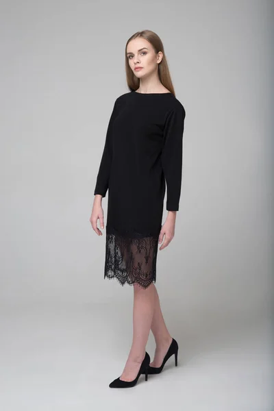 Joven Modelo Femenino Pelo Largo Hermoso Posa Vestido Negro — Foto de Stock