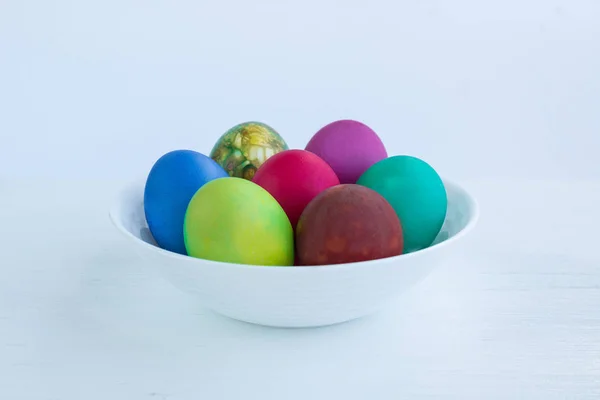 White Easter plate of multicolored boiled eggs decoration — Stock Photo, Image