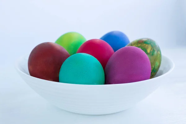 Placa blanca con decoración de huevos cocidos versicolor Pascua — Foto de Stock