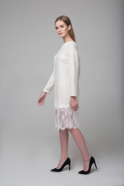 Beyaz elbiseli genç güzel uzun saçlı model kız pozlar