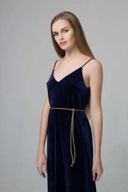 Siyah elbiseli genç güzel uzun saçlı kız pozlar