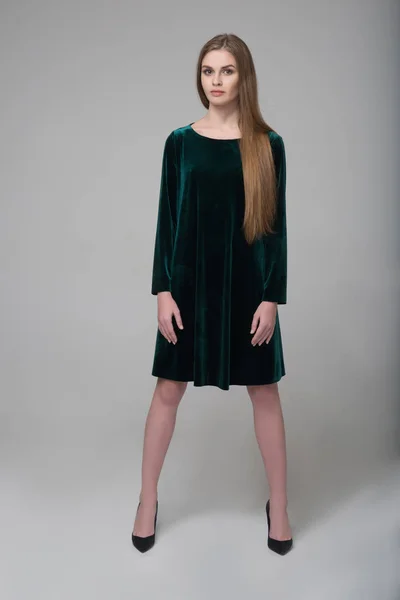 Joven Hermosa Chica Pelo Largo Posa Vestido Corto Verde Oscuro —  Fotos de Stock
