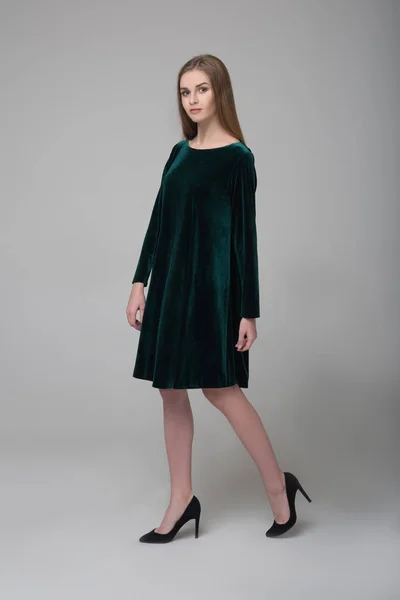 Junge Schöne Langhaarige Weibliche Modell Dunkelgrünen Kurzen Kleid — Stockfoto