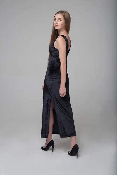 Joven Hermosa Modelo Femenina Pelo Largo Camina Vestido Negro — Foto de Stock