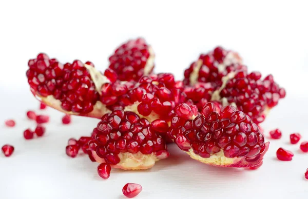 Granada de granate disecada sabrosa fruta granate con semillas en bac blanco — Foto de Stock