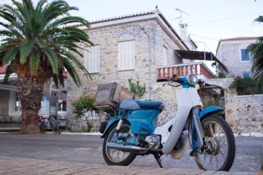 Palmiye ağacı ile Akdeniz Caddesi üzerinde mavi bisiklet standları