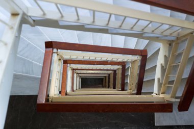 Mermer merdiven, ahşap raylar geometrik merdiven aşağı görüntülemek