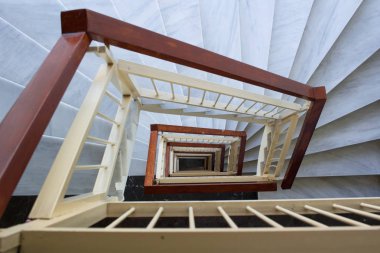 İle mermer merdiven, ahşap raylı geometrik merdiven aşağı görüntülemek