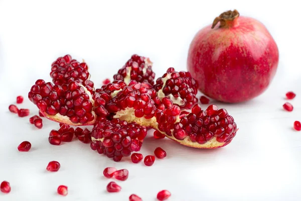 Granada de fruta sabrosa disecada con semillas aisladas en blanco b — Foto de Stock