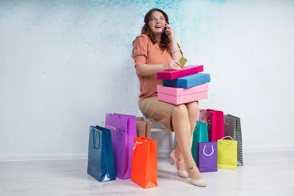 행복 한 여자 가방, 상자, 은행 카드, 전화 쇼핑 후 — 스톡 사진