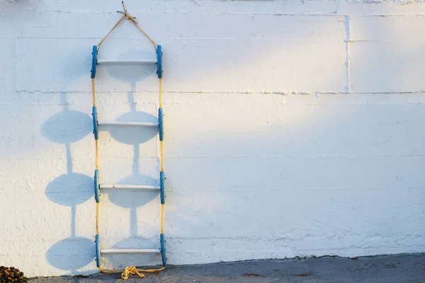 Concepcional fundo de escada azul marinho encostado contra wh — Fotografia de Stock