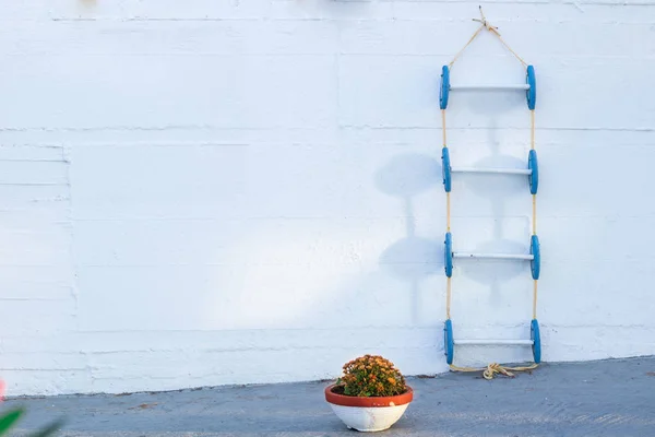 Geometrische achtergrond van blauwe marine ladder leunend tegen whi — Stockfoto