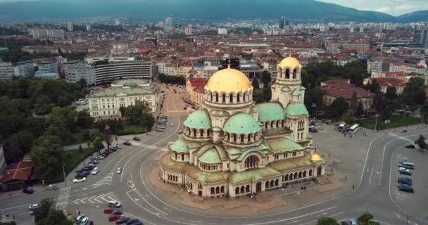 ブルガリアのソフィア市内中心部にある聖アレクサンダー ネフスキー大聖堂への空中展望 — ストック動画