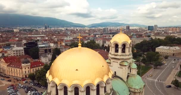保加利亚索菲亚市中心圣亚历山大涅夫斯基大教堂的空中景观 — 图库视频影像