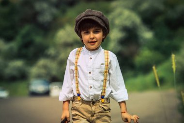 Siyah şapkalı genç bavulla Büyük Şehir 'e gidiyor.