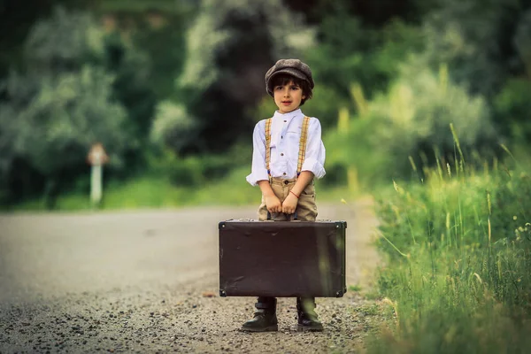 Siyah şapkalı genç bavulla Büyük Şehir 'e gidiyor.