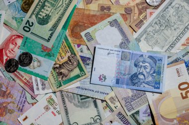 Moskova, Rusya - 20 Nisan 2020: Farklı Dünya Para Birimi Banknotlu Bir ABD Doları