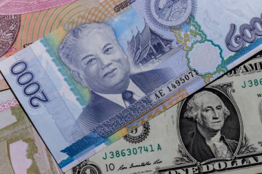 Moskova, Rusya - 20 Nisan 2020: Farklı Dünya Para Birimi Banknotlu Bir ABD Doları