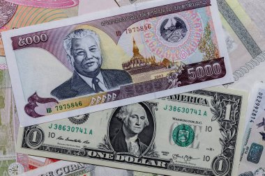 Moskova, Rusya - 20 Nisan 2020: Farklı Dünya Para Birimi Banknotlu Bir ABD Doları