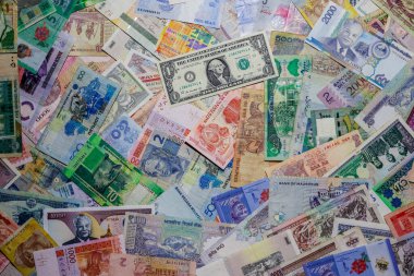 Moskova, Rusya - 20 Nisan 2020: Farklı Dünya Para Birimi Banknotlu Bir ABD Doları