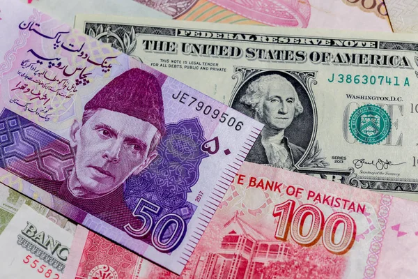 Moskova, Rusya - 20 Nisan 2020: Farklı Pakistan Banknotlarıyla Bir Amerikan Doları