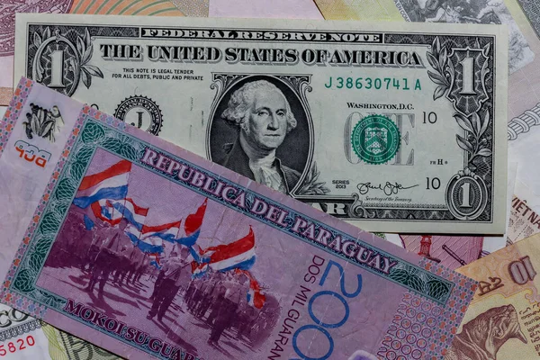 Μόσχα Ρωσία Απριλίου 2020 Ένα Δολάριο Ηπα Διαφορετικά Χαρτονομίσματα Παραγουάης — Φωτογραφία Αρχείου