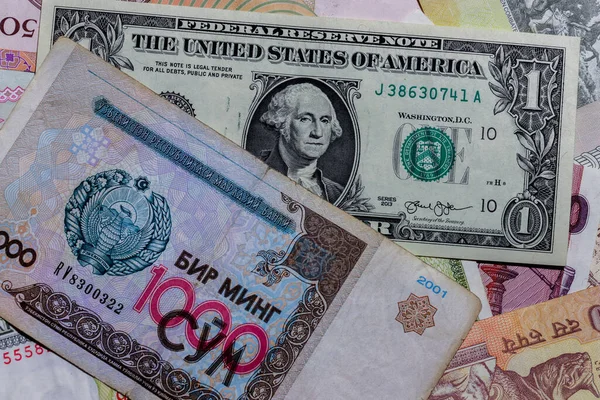 Moszkva Oroszország 2020 Április Egy Amerikai Dollár Különböző Üzbegisztáni Bankjegyekkel — Stock Fotó