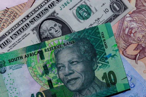 Moskova, Rusya - 20 Nisan 2020: Farklı Güney Afrika Rand Banknotları ile Bir ABD Doları