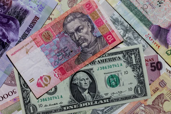 Moscú Rusia Abril 2020 Dólar Estadounidense Con Billetes Hryvnia Ucraniana — Foto de Stock
