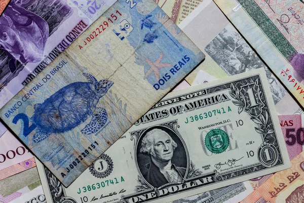Moscú Rusia Abril 2020 Dólar Estadounidense Con Diferentes Billetes Brasileños — Foto de Stock