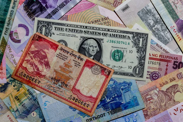 Μόσχα Ρωσία Απριλίου 2020 Ένα Δολάριο Ηπα Διαφορετικά Χαρτονομίσματα Ρουπίας — Φωτογραφία Αρχείου