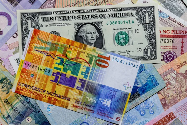 Moskova, Rusya - 20 Nisan 2020: Farklı İsviçre franklı bir Amerikan Doları