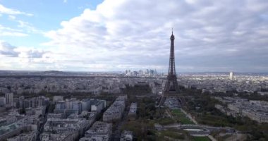 4K Hava Görüntüsü Eyfel Kulesi 'ne ve Fransa' nın Paris şehrinin yakınlarına yakın yerlere yakın