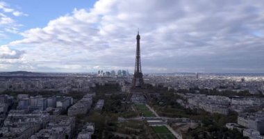 4K Hava Görüntüsü Eyfel Kulesi 'ne ve Fransa' nın Paris şehrinin yakınlarına yakın yerlere yakın