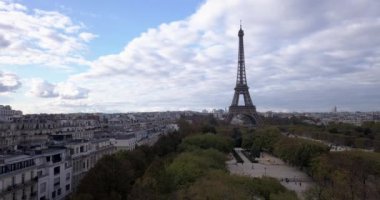 4K Hava Görüntüsü Eyfel Kulesi 'ne ve Fransa' nın Paris şehrinin yakınlarına yakın yerlere yakın
