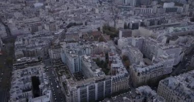 4K Hava Görüntüsü Eyfel Kulesi 'ne ve Fransa' nın Paris şehrinin yakınlarına yakın yerlere yakın