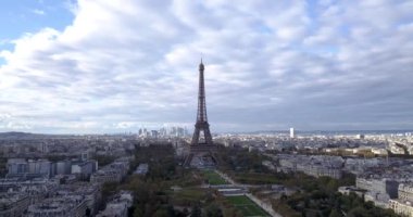 4K Hava Görüntüsü Eyfel Kulesi 'ne ve Fransa' nın Paris şehrinin yakınlarına yakın yerlere yakın