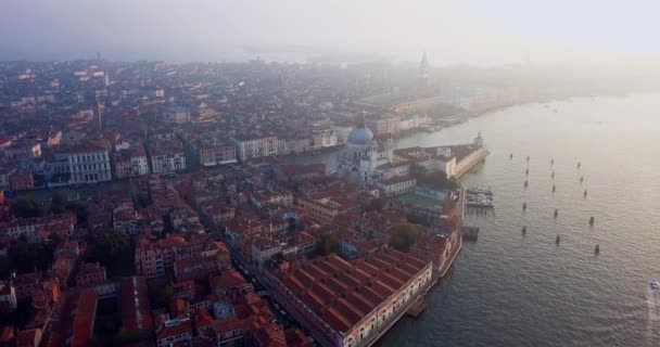 イタリア ヴェネツィア市内中心部サン マルコ広場への日の出の眺めなら4K映像 — ストック動画