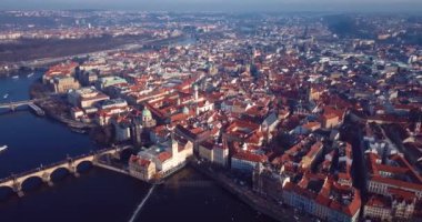 Çek Cumhuriyeti Prag 'daki Vltava Nehri' ni geçen Charles Köprüsü 'ne 4K Hava Görüntüsü