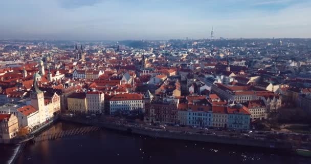 横跨捷克共和国布拉格Vltava河的查尔斯桥空中景观4K段 — 图库视频影像
