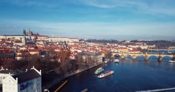 チェコ共和国プラハのヴルタヴァ川を渡るカレル橋への空中展望の4K映像 — ストック動画