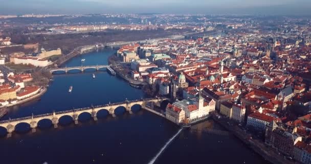 Filmagem Vista Aérea Para Ponte Charles Que Atravessa Rio Vltava — Vídeo de Stock