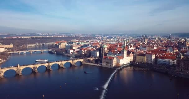 チェコ共和国プラハのヴルタヴァ川を渡るカレル橋への空中展望の4K映像 — ストック動画
