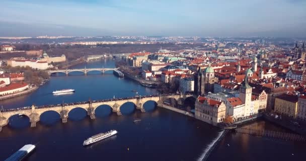 チェコ共和国プラハのヴルタヴァ川を渡るカレル橋への空中展望の4K映像 — ストック動画