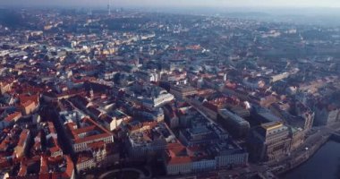 Çek Cumhuriyeti Prag 'daki Vltava Nehri' ni geçen Charles Köprüsü 'ne 4K Hava Görüntüsü