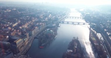Çek Cumhuriyeti Prag 'daki Vltava Nehri' ni geçen Charles Köprüsü 'ne 4K Hava Görüntüsü
