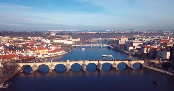 チェコ共和国プラハのヴルタヴァ川を渡るカレル橋への空中展望の4K映像 — ストック動画