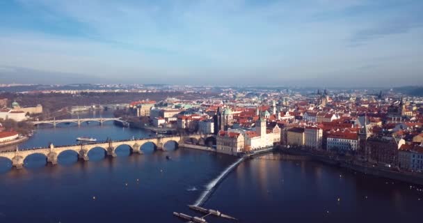 Видеозапись Воздуха Карлов Мост Пересекающий Реку Влтаву Праге Чехия — стоковое видео