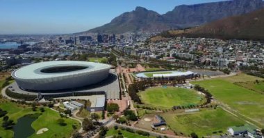 4K Havadan Stadyum ve Yeşil Tepeler ile Capetown Şehir Merkezi 'ne 4K Görüntüsü